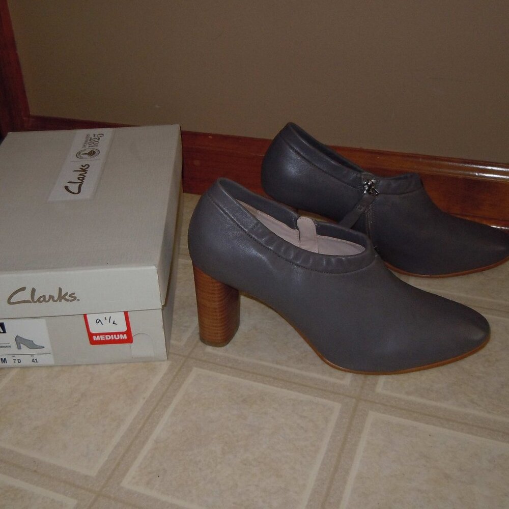CLARKS ‘GRACE LOLA’ DK GRAY LEATHER BOOTIES HEELS SIZE 9 ½ EXC COND IN BOX